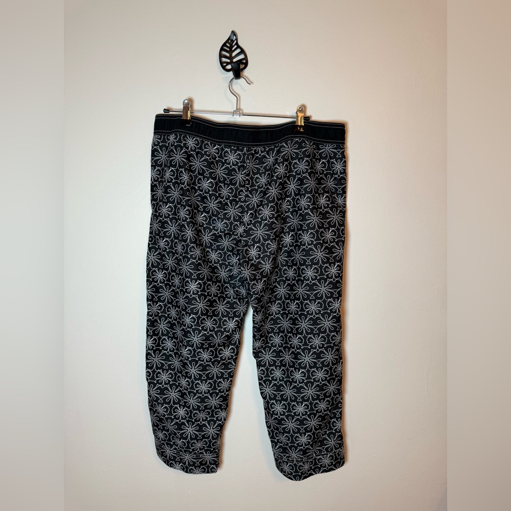 Nike Black and White Floral Joggers‎ - Picture 3 of 5